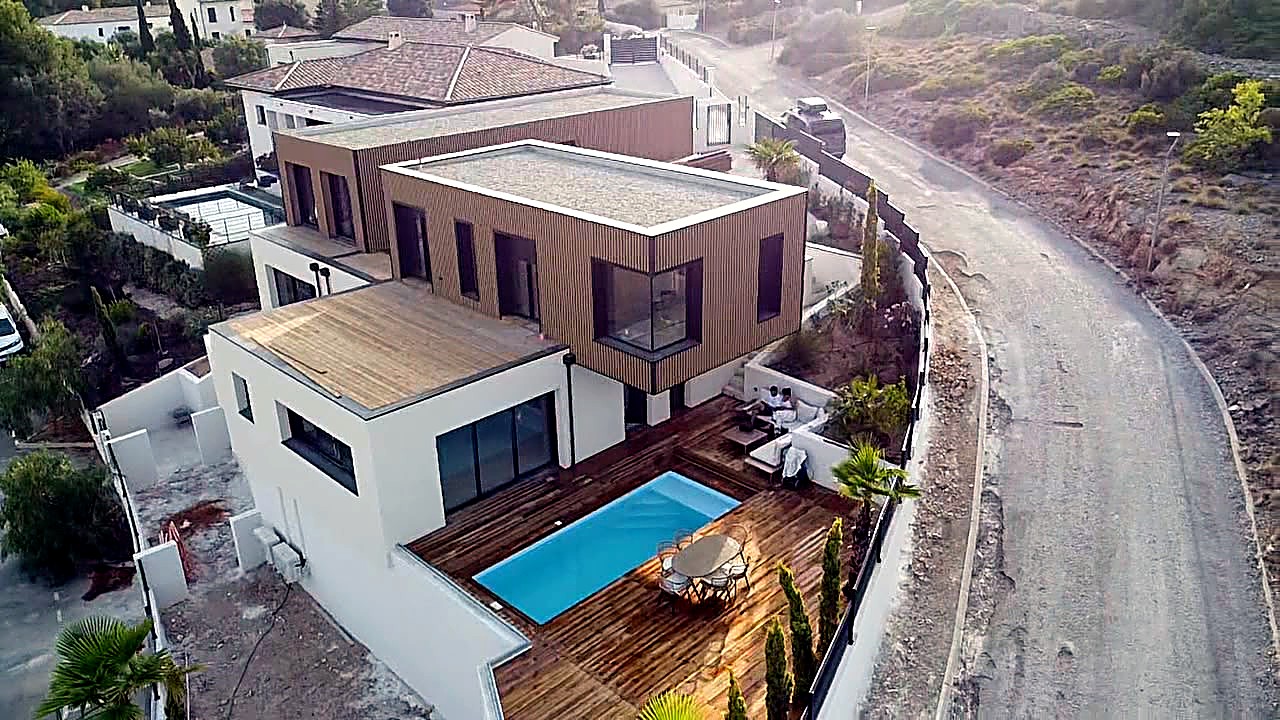 Piscine de la villa face à la colline méditerranéenne, lumière dorée