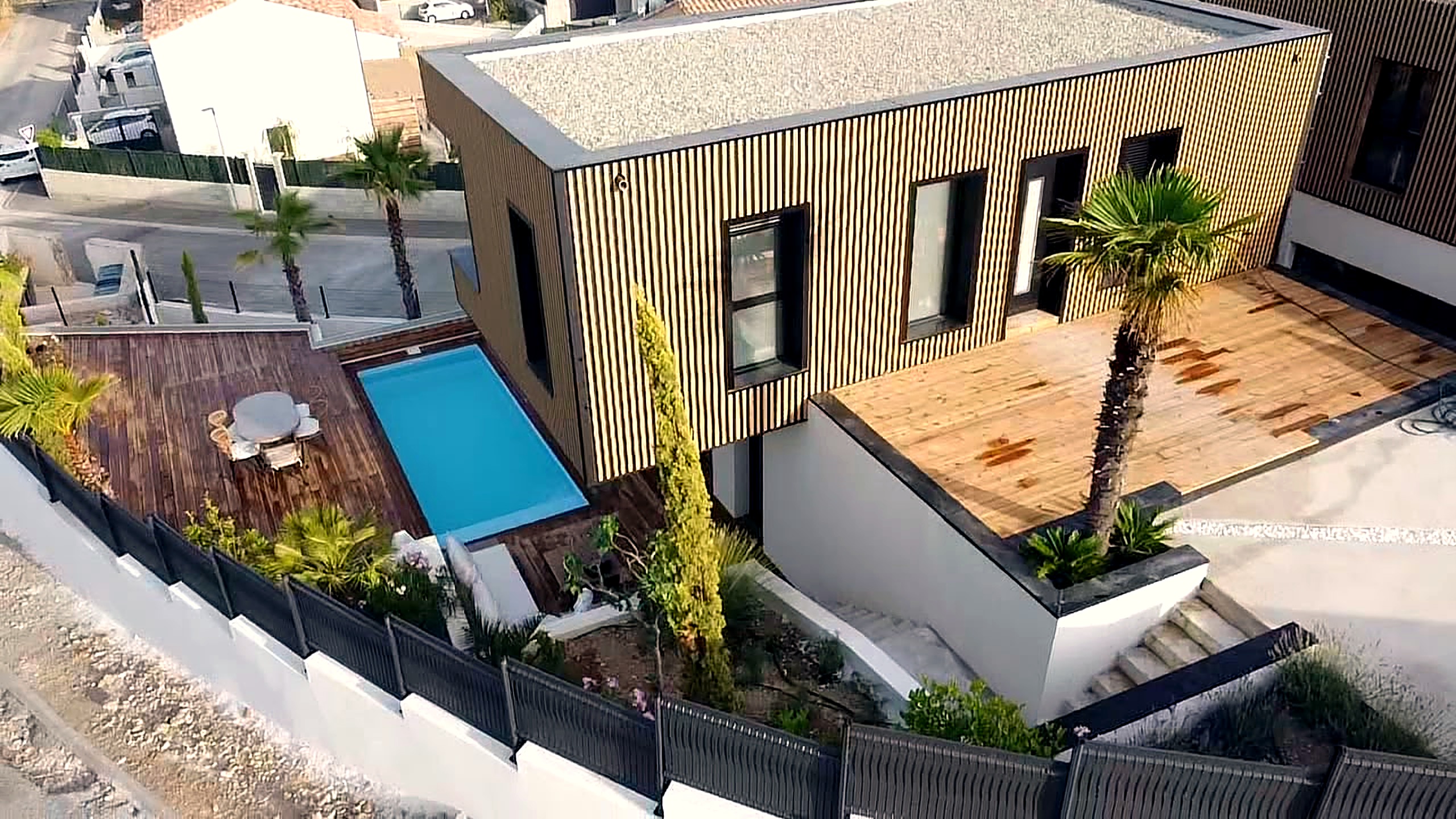Vue aérienne de la villa container : piscine chauffée, terrasse en bois et Méditerranée à Fitou