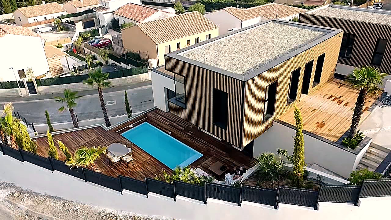 Piscine avec vue sur le quartier et la mer